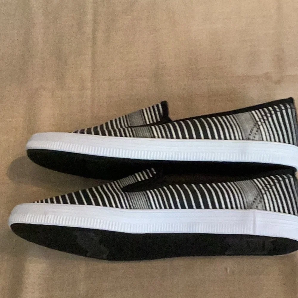Women's City Sneaks Slip-On Shoes - Picture 5 of 7